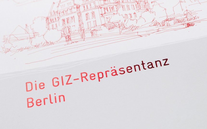 Editorial Design mit Druckveredelung Heißfolienprägung – GIZ-Repräsentanz Broschüre